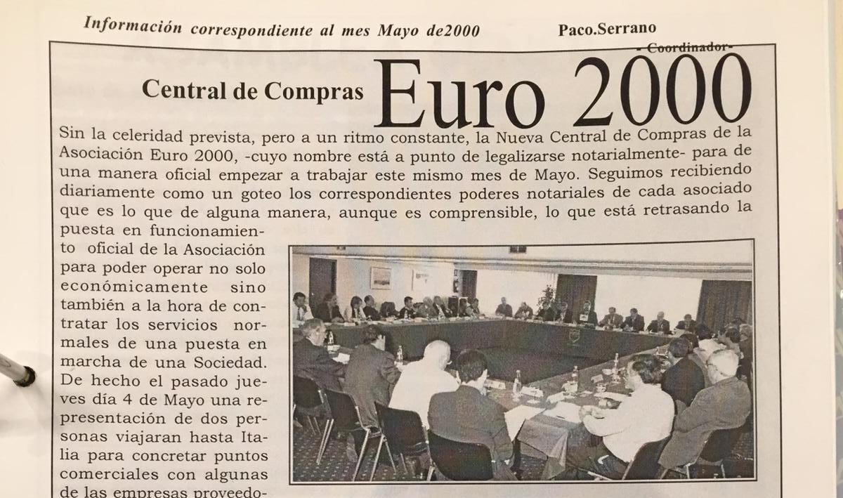 Hoja de periódico con la noticia: Central de Compras Euro 2000